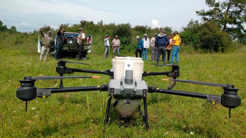Drone dispersa semillas para la reforestación de áreas forestales en Michoacán.