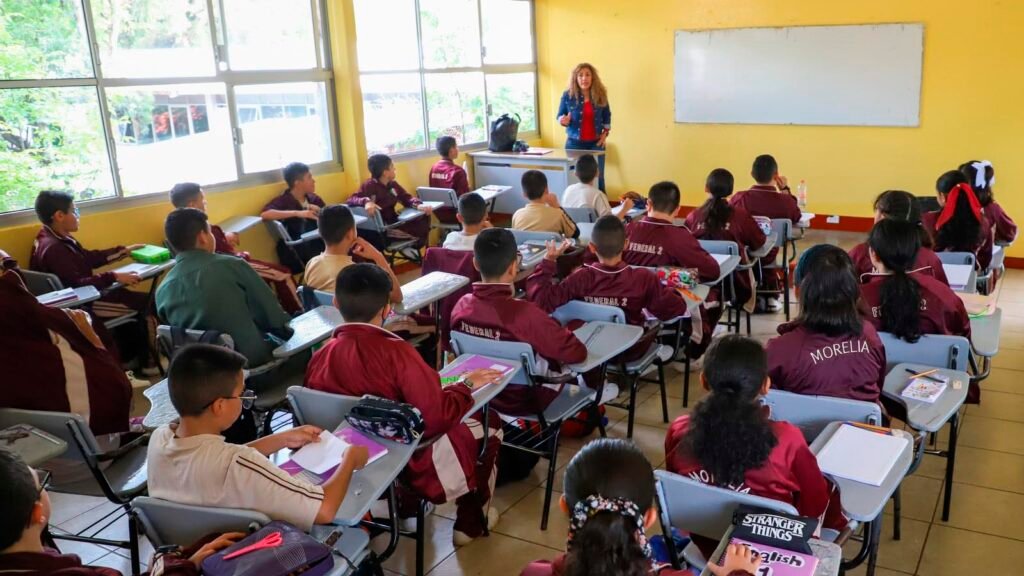 Estudiantes regresan a clases en Michoacán para el ciclo escolar 2026-2027