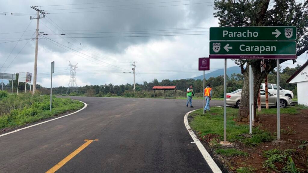 Trabajos de rehabilitación de caminos en comunidades indígenas de Michoacán.