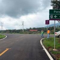 Trabajos de rehabilitación de caminos en comunidades indígenas de Michoacán.
