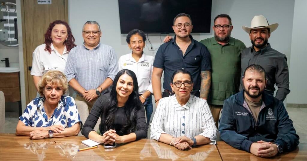 Rosa Icela Rodríguez y Raúl Zepeda durante reunión con alcaldes de la región de Los Reyes, Michoacán.
