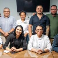 Rosa Icela Rodríguez y Raúl Zepeda durante reunión con alcaldes de la región de Los Reyes, Michoacán.