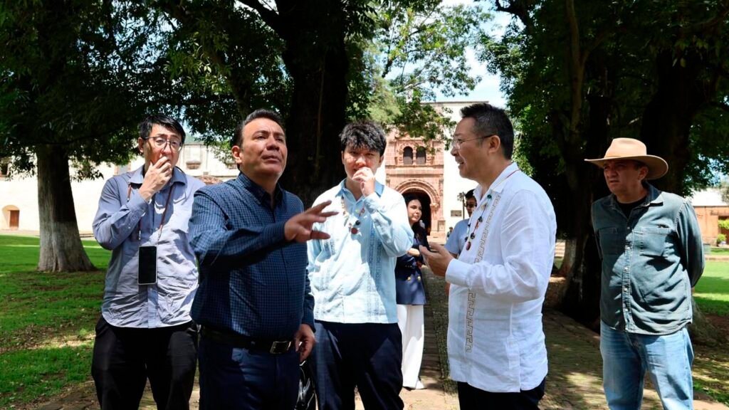 Roberto Monroy promueve la estrategia de Michoacán para atraer turismo chino mediante la difusión de sus Pueblos Mágicos y tradiciones.
