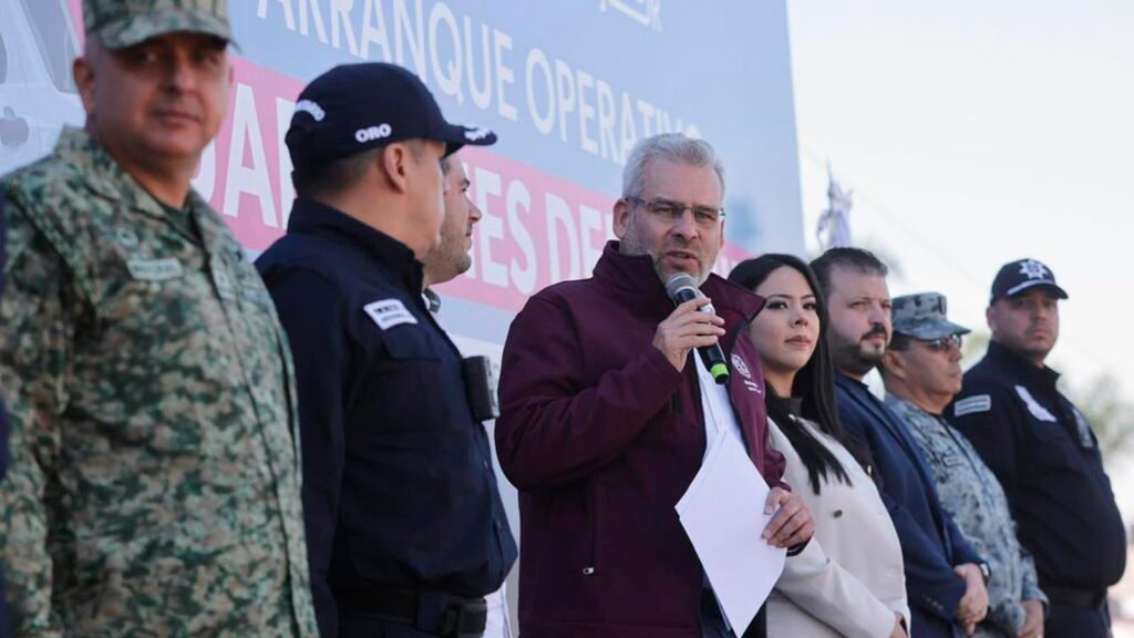 Personal de la Unidad Antiextorsión de la Guardia Civil durante labores de atención ciudadana.
