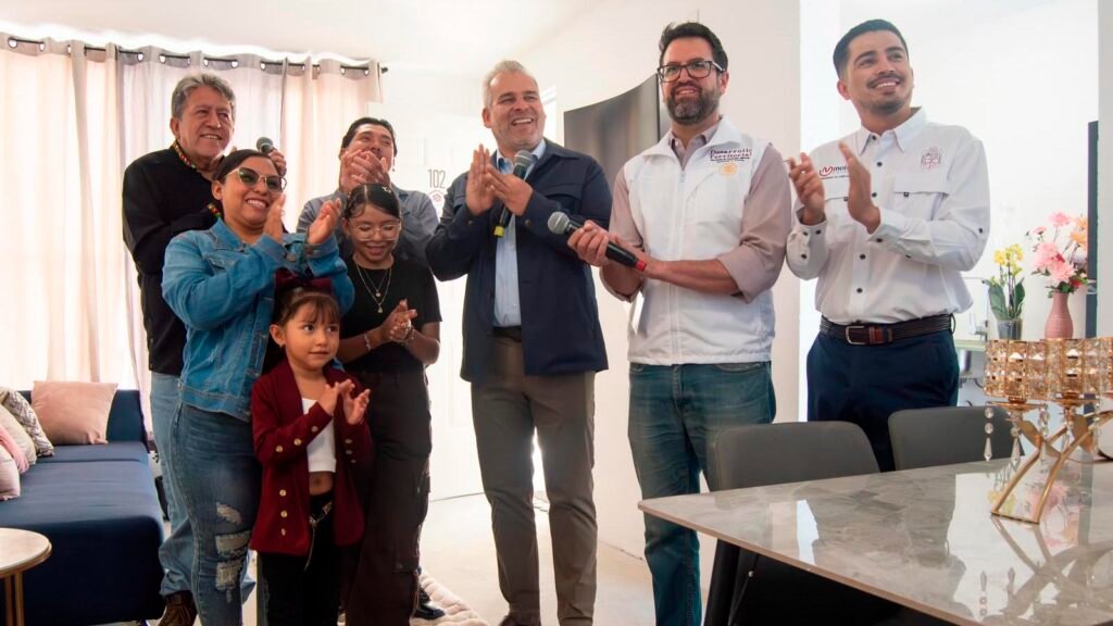 Personas realizan su registro al programa Vivienda para el Bienestar en Michoacán.