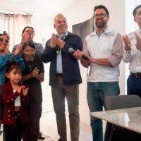 Personas realizan su registro al programa Vivienda para el Bienestar en Michoacán.