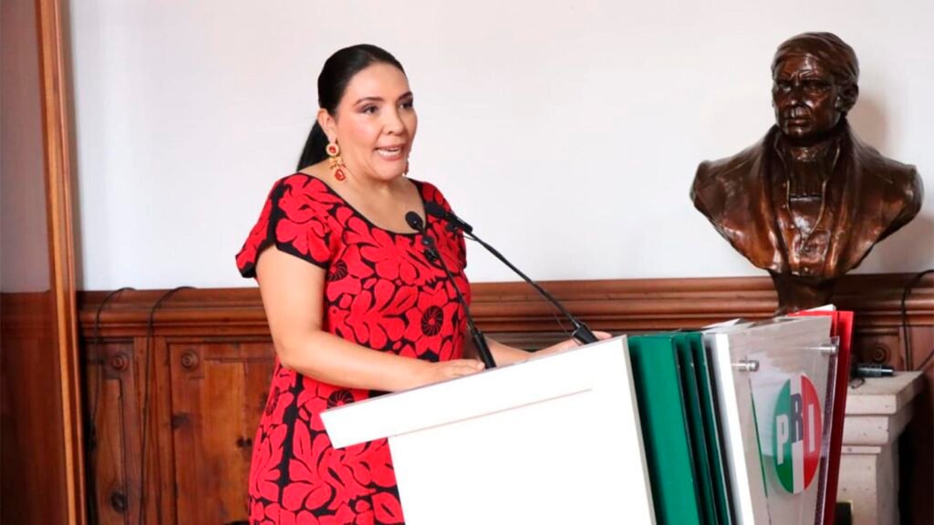 Adriana Campos Huirache y Guillermo Valencia durante el Segundo Informe Legislativo del diputado priista.