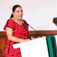 Adriana Campos Huirache y Guillermo Valencia durante el Segundo Informe Legislativo del diputado priista.