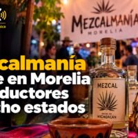 Productores y botellas de mezcal michoacano durante una exposición.