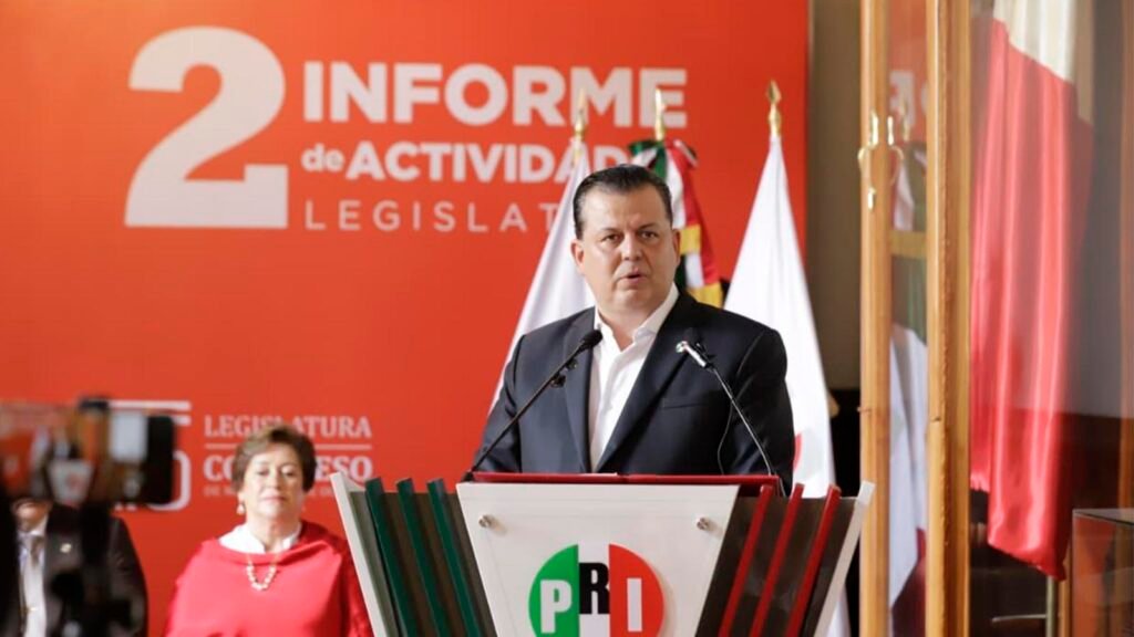 Memo Valencia durante la presentación de su Segundo Informe Legislativo en el Congreso de Michoacán.