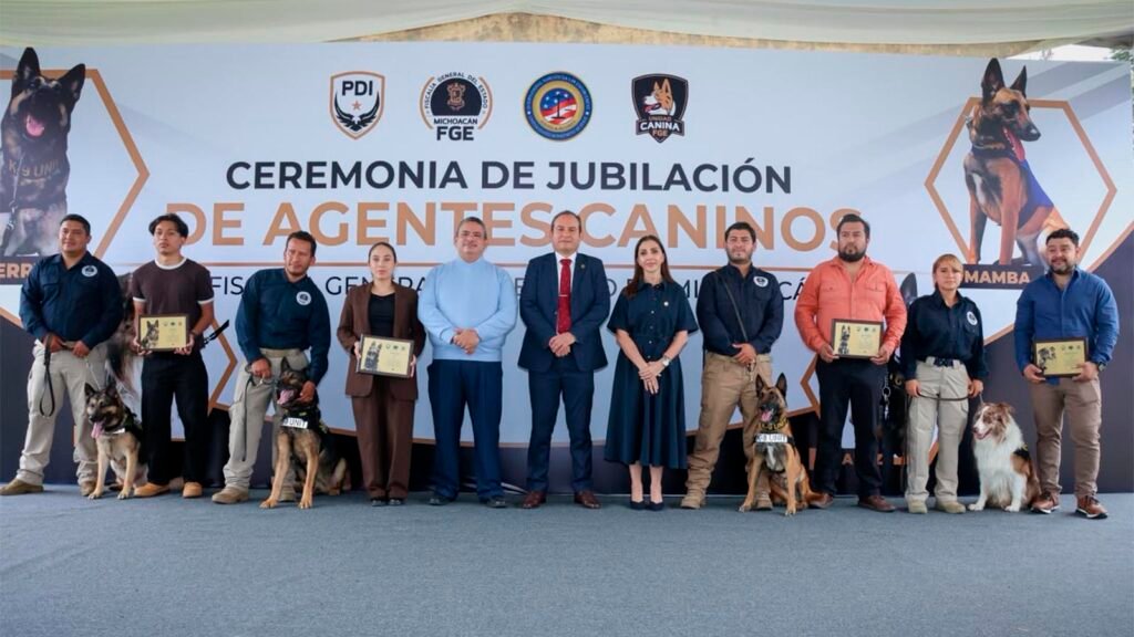 Manchas, Mamba, Jerry, Balaz y Chewbacca durante la ceremonia de jubilación de agentes caninos de la FGE de Michoacán.