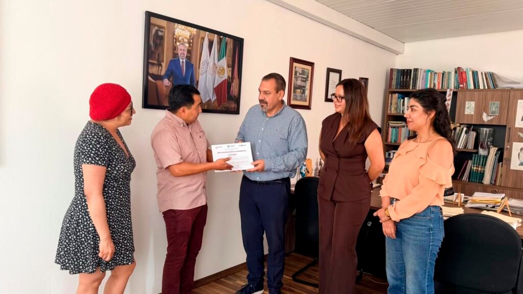 Alejandro Méndez López durante la entrega del certificado de conservación del predio La Ceferina.