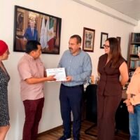Alejandro Méndez López durante la entrega del certificado de conservación del predio La Ceferina.