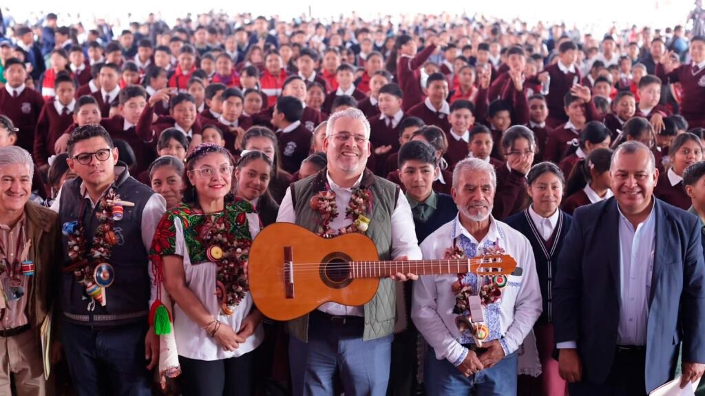 Alfredo Ramírez Bedolla inicia entrega de guitarras de Paracho a secundarias de Michoacán