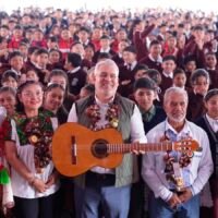 Alfredo Ramírez Bedolla inicia entrega de guitarras de Paracho a secundarias de Michoacán