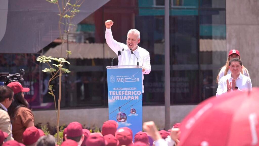 Alfredo Ramírez Bedolla durante un acto público en Uruapan.