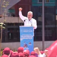 Alfredo Ramírez Bedolla durante un acto público en Uruapan.