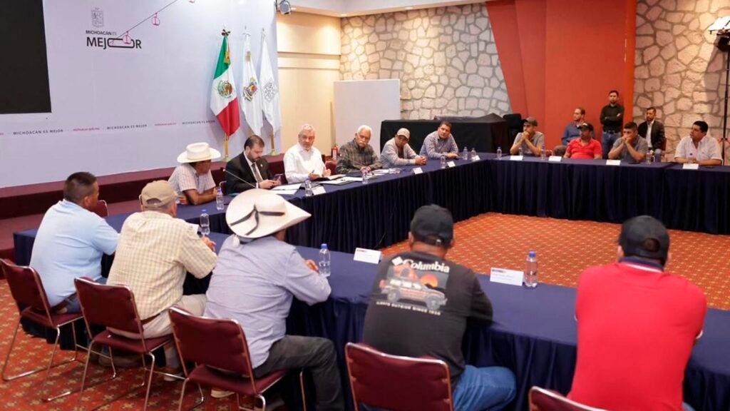 Alfredo Ramírez Bedolla durante un encuentro relacionado con productores agrícolas.