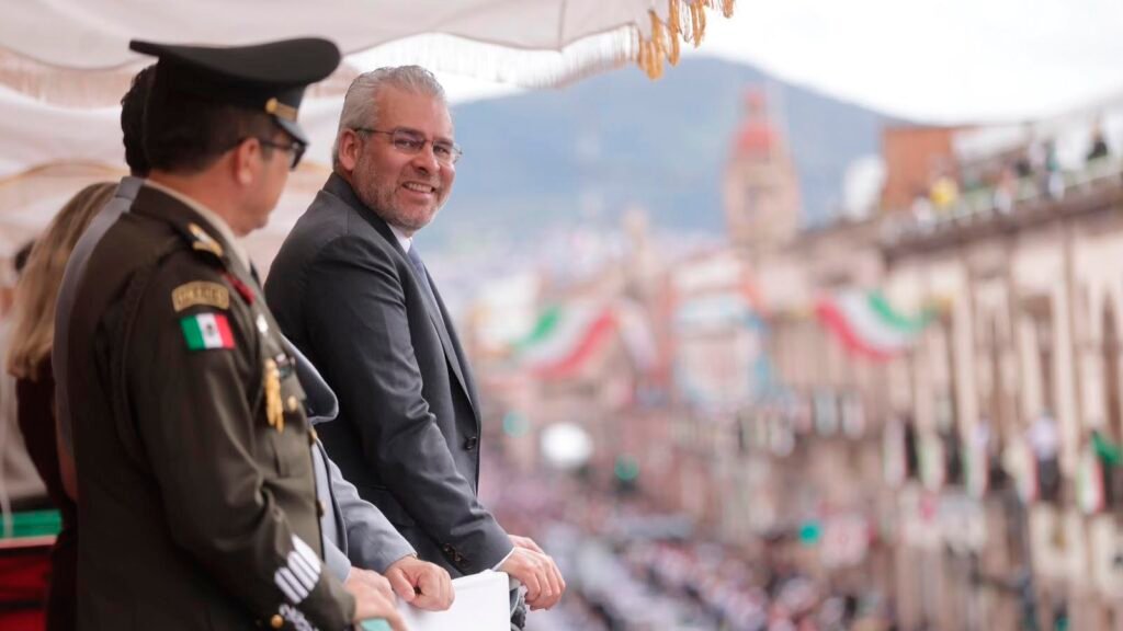 Contingentes del desfile cívico-militar por José María Morelos en avenida Madero.