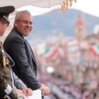 Contingentes del desfile cívico-militar por José María Morelos en avenida Madero.