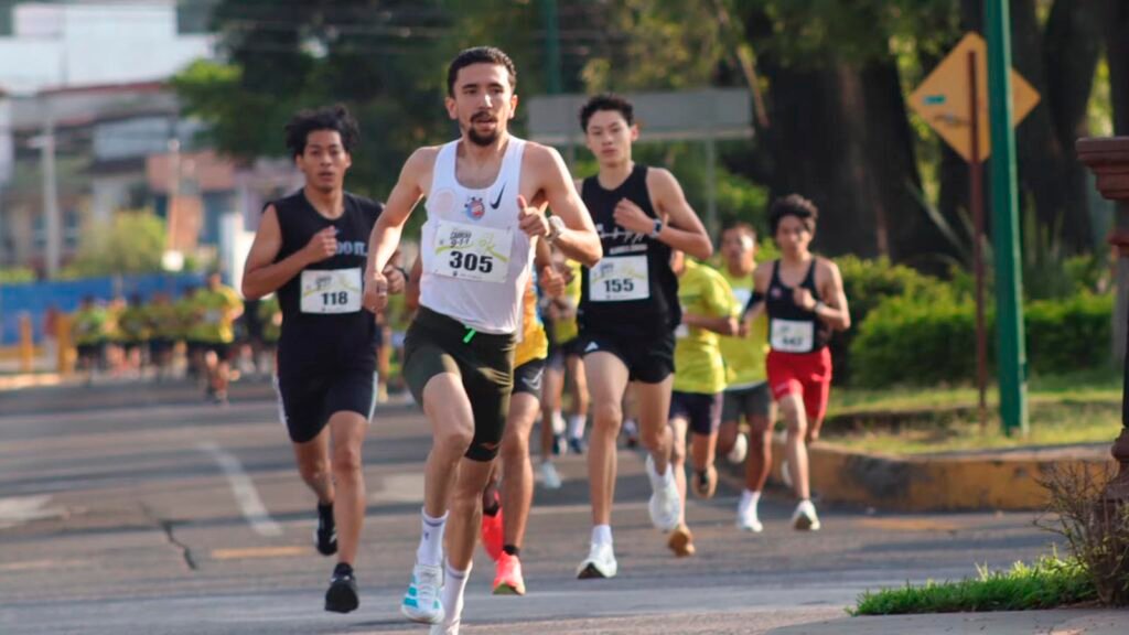 Participantes de la Carrera 911 realizada en Uruapan.