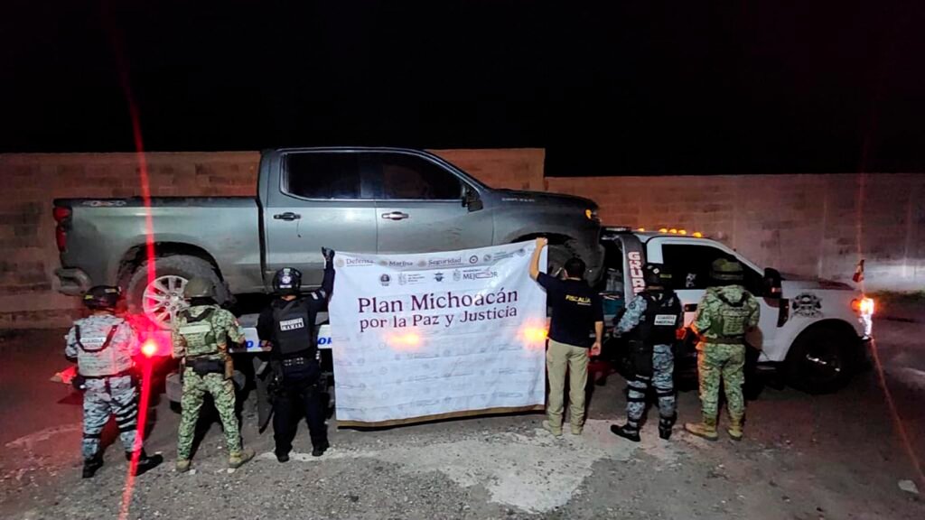Armas y vehículos blindados asegurados durante cateo en Buenavista Michoacán