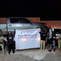 Armas y vehículos blindados asegurados durante cateo en Buenavista Michoacán