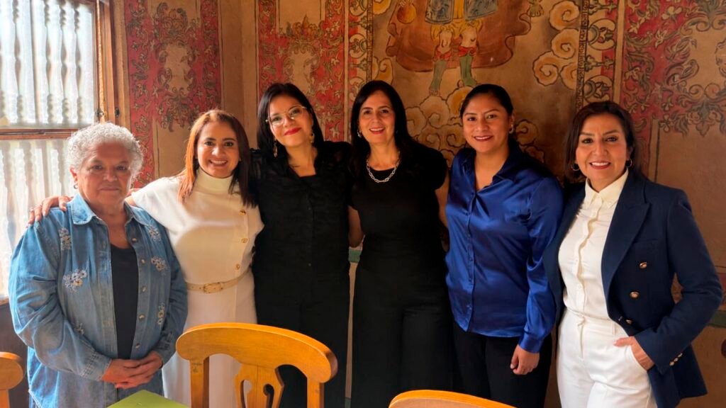 Myriam Martínez junto a Ana Lilia Guillén, Gladyz Butanda, Carolina Rangel, Gabriela Molina y Celeste Ascencio durante un encuentro de diálogo entre mujeres en Michoacán.