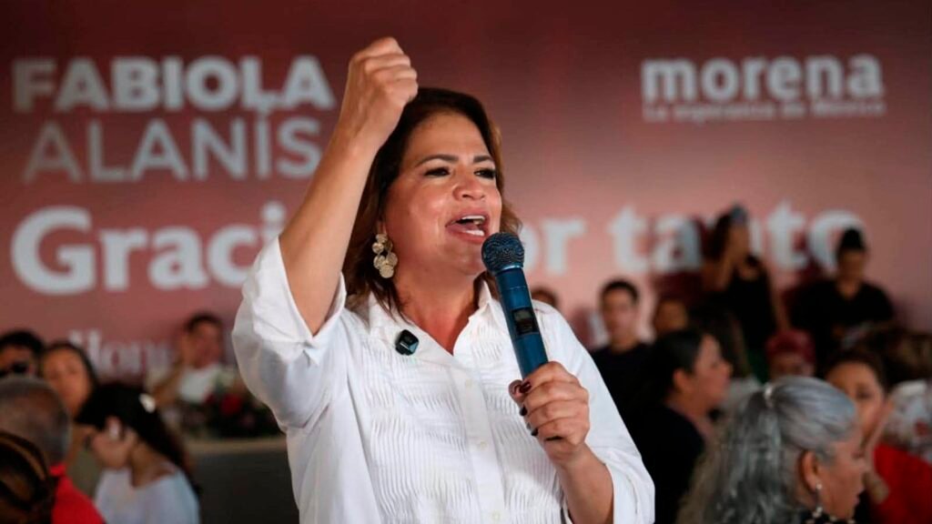 Fabiola Alanís durante una actividad pública en Michoacán.