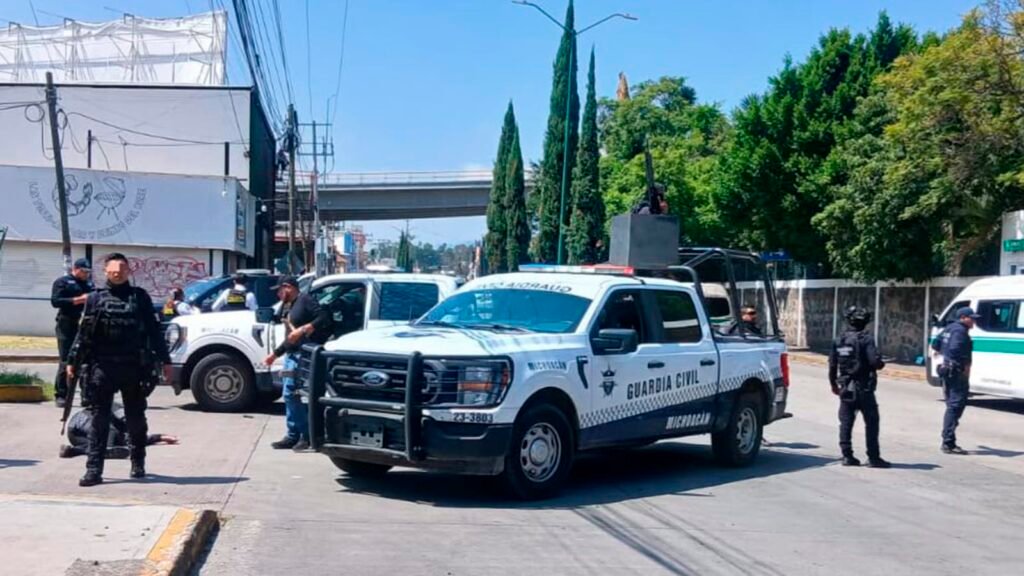 Elementos y unidades de la Guardia Civil de Michoacán durante un operativo.