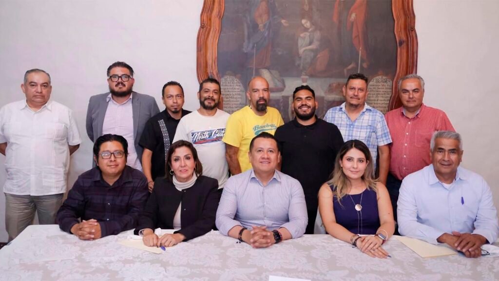 Liderazgos sociales, no todos militantes de Morena, participaron en Morelia en un encuentro encabezado por Myriam Martínez con Carlos Torres Piña para intercambiar puntos de vista sobre Michoacán.