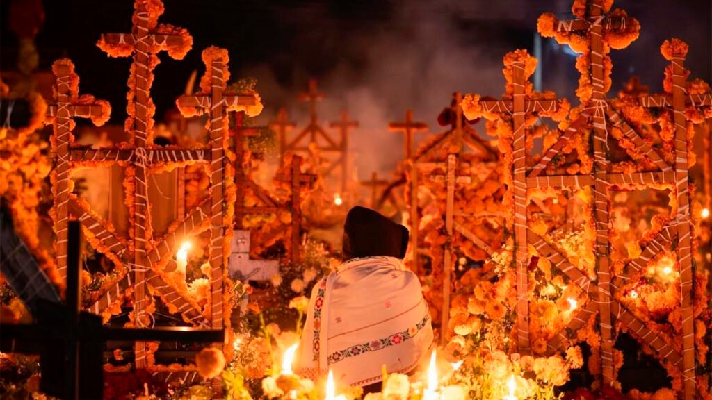 Ofrendas, flores de cempasúchil y tradición de Noche de Muertos en Michoacán.