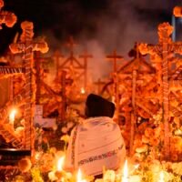 Ofrendas, flores de cempasúchil y tradición de Noche de Muertos en Michoacán.