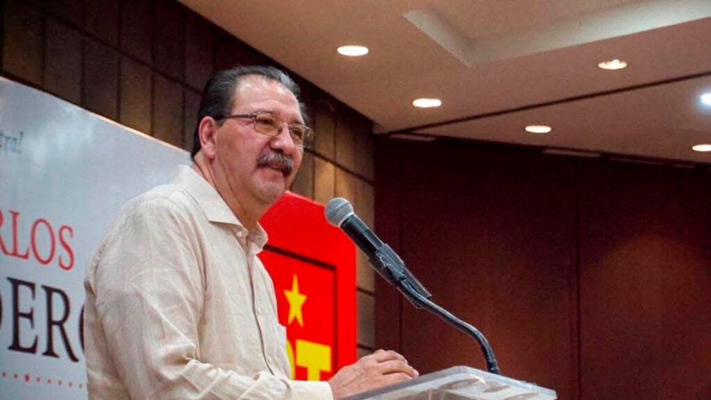 Reginaldo Sandoval durante una actividad pública del Partido del Trabajo.
