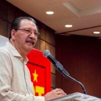 Reginaldo Sandoval durante una actividad pública del Partido del Trabajo.