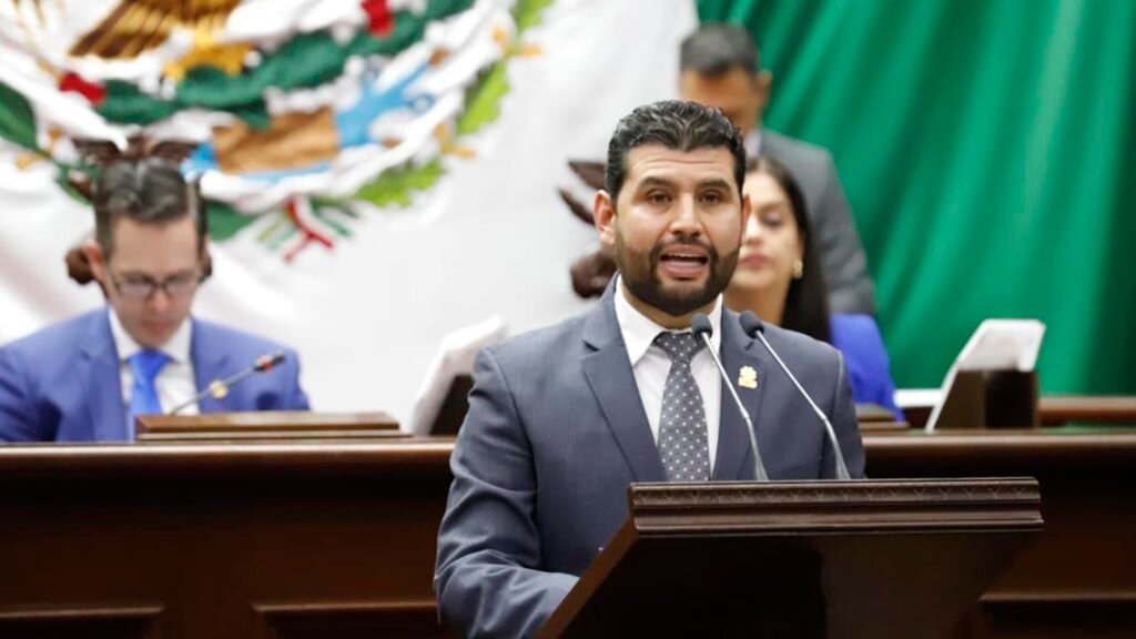 Octavio Ocampo durante una actividad del Congreso de Michoacán.