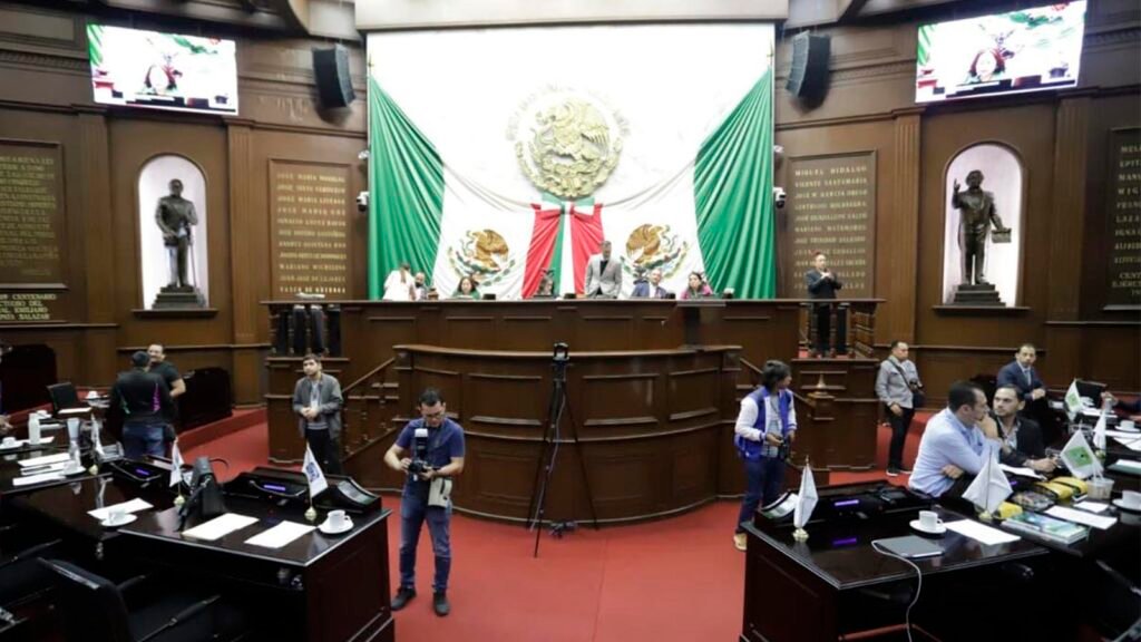 El Congreso de Michoacán aprobó reformas para fortalecer la protección de niñas, niños y adolescentes. Entre las medidas destacan penas de 40 a 60 años por homicidio doloso de menores y disposiciones contra el reclutamiento forzado, la explotación y las vulneraciones a su privacidad.