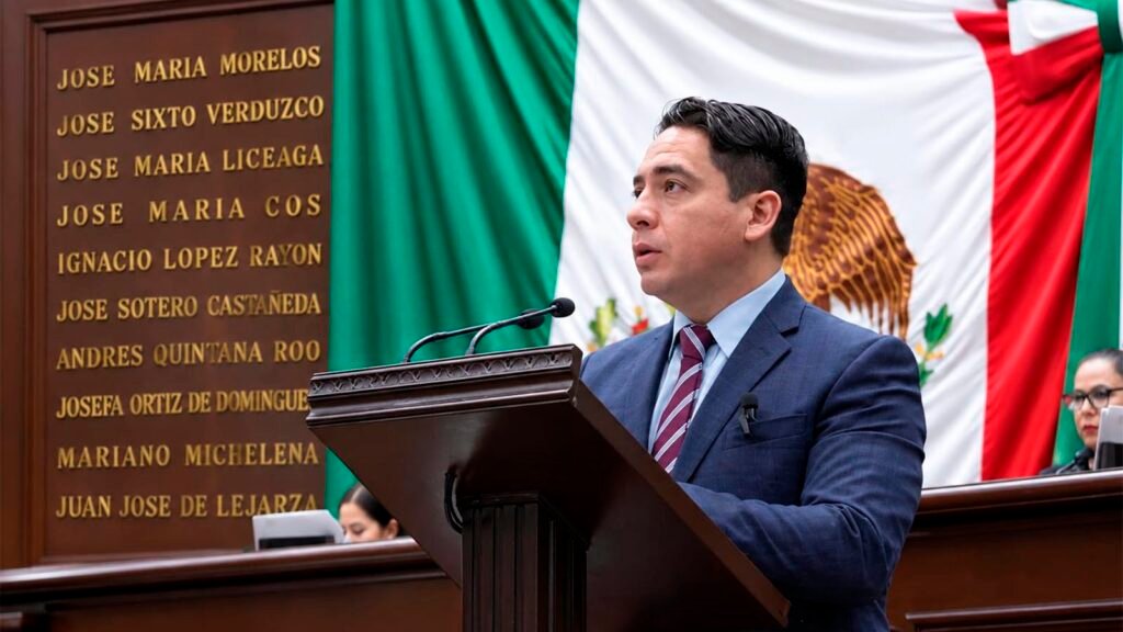 El diputado Alejandro Iván Arévalo Vera presentó una iniciativa para integrar la educación financiera en las políticas públicas de Michoacán, sin modificar los planes nacionales de estudio.