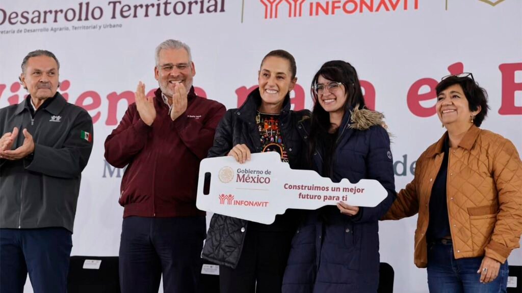 Alfredo Ramírez Bedolla y Claudia Sheinbaum durante la entrega de 931 viviendas del Bienestar en Morelia.
