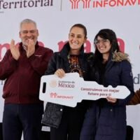 Alfredo Ramírez Bedolla y Claudia Sheinbaum durante la entrega de 931 viviendas del Bienestar en Morelia.