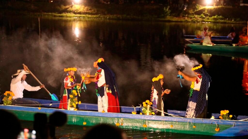 Descubre El Camino de las Ánimas en Urandén 2026. Consulta fechas, horarios, costo de entrada y detalles de esta experiencia de Noche de Muertos.