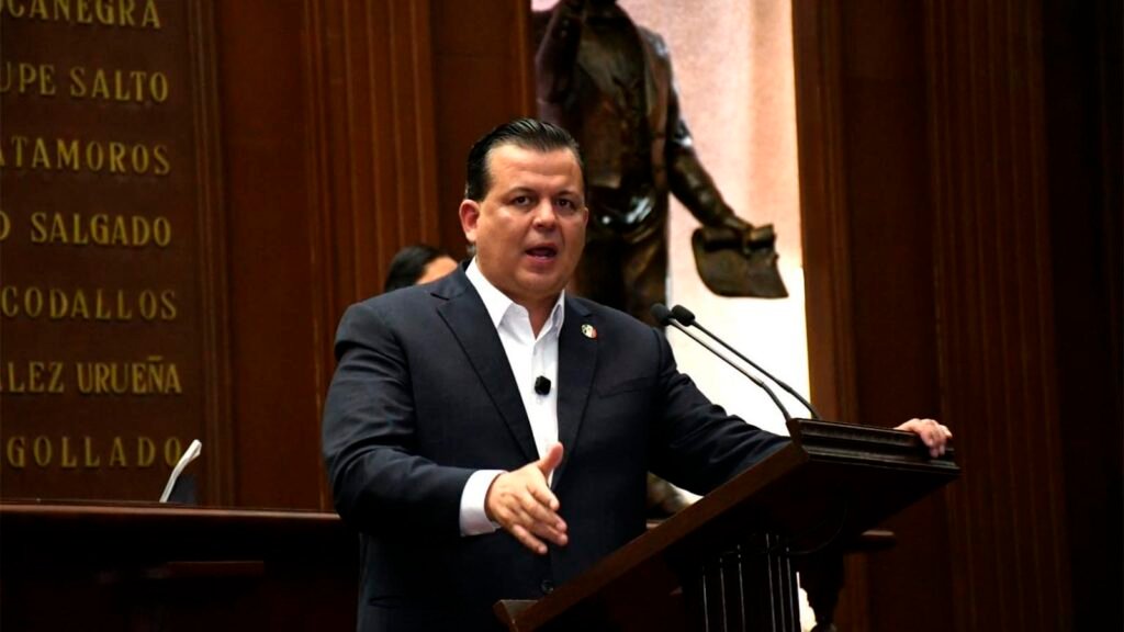 El Congreso de Michoacán aprobó reformas que contemplan penas de cinco a 15 años de prisión para quienes involucren a niñas, niños y adolescentes en actividades delictivas. Memo Valencia destacó la incorporación de su propuesta «Los Pollitos de Colores».