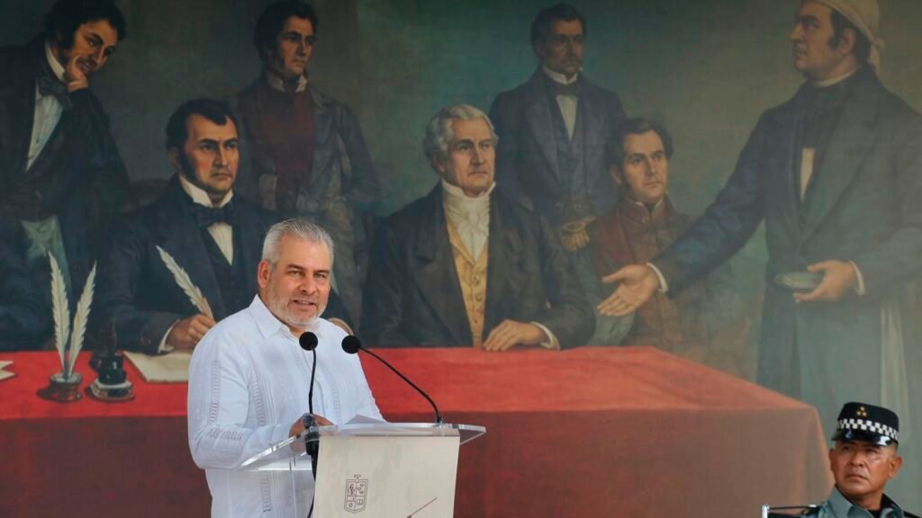 El Colegio de Abogadas de Michoacán recibió la Presea Constitución de 1814 durante la sesión solemne por el 212 aniversario del Decreto Constitucional para la Libertad de la América Mexicana. Alfredo Ramírez Bedolla encabezó los actos conmemorativos en Apatzingán.