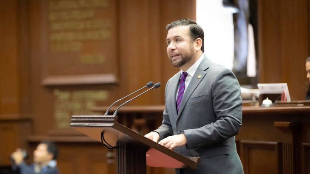 El diputado Reyes Galindo presentó una iniciativa para reformar el Código Civil de Michoacán y evitar que las personas donen la totalidad de sus bienes, con el objetivo de proteger su patrimonio y garantizar recursos para su subsistencia.