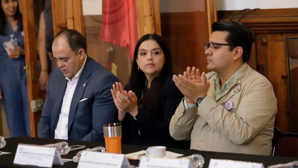 Especialistas y representantes de pacientes con lupus participan en encuentro con el Congreso de Michoacán.