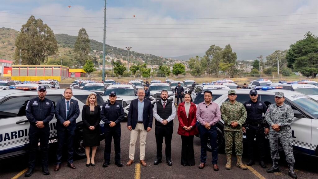 Nuevas patrullas Ford Police Interceptor entregadas a la Guardia Civil de Michoacán durante un acto encabezado por Alfredo Ramírez Bedolla.