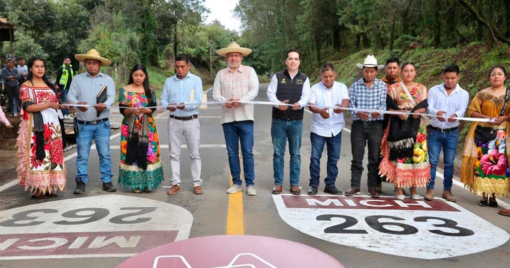 Alfredo Ramírez Bedolla durante la inauguración de la carretera Tzirio-Tingüindín.