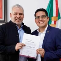 Alfredo Ramírez Bedolla entrega nombramiento a Héctor Hugo Benítez Gaitán como coordinador de Relaciones Públicas, Protocolo y Giras.