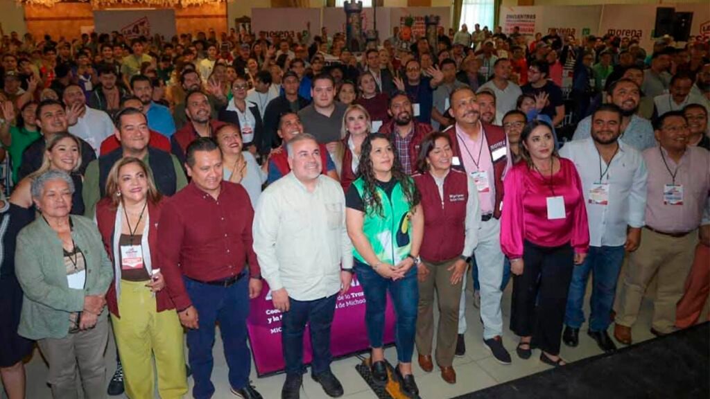 Carlos Torres Piña participó en el foro «La 4T te escucha» en Jiquilpan, donde planteó identificar tres necesidades prioritarias del municipio y establecer mecanismos de seguimiento. Durante el encuentro citó una inversión pública aproximada de mil 186 millones de pesos en la región Lerma-Chapala entre octubre de 2021 y septiembre de 2026.