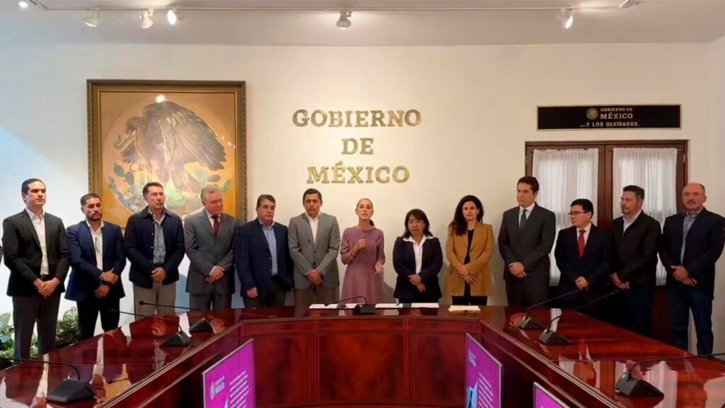 Claudia Sheinbaum anunció la firma de dos acuerdos para fortalecer la producción y exportación de aguacate, actividad que supera los 3 mil 500 millones de dólares anuales.